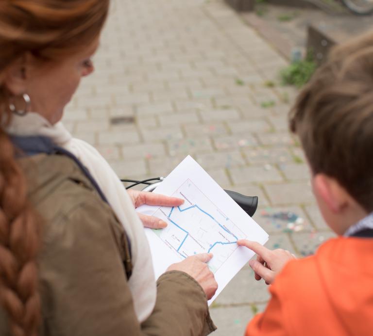 Moeder en zoon oefenen verkeersexamen
